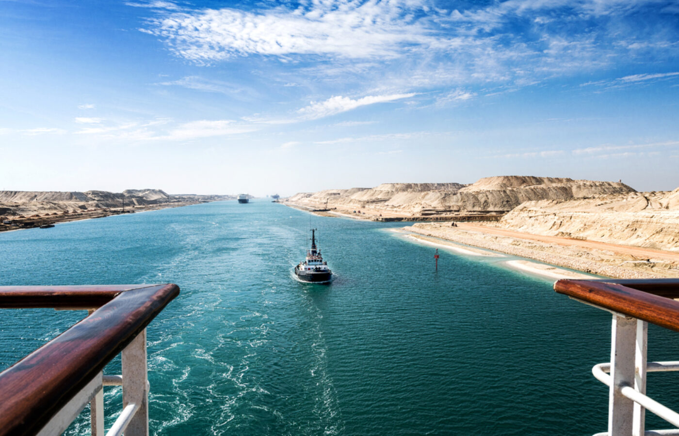 The,Suez,Canal,-,A,Ship,Convoy,With,A,Cruise